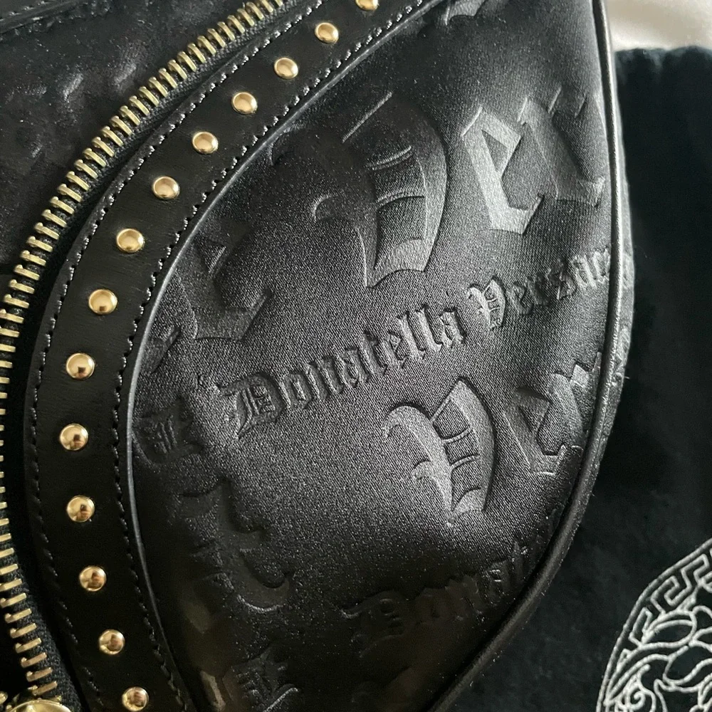 Versace half moon shoulder bag black with studs vintage 90’s - Picture 13 of 16